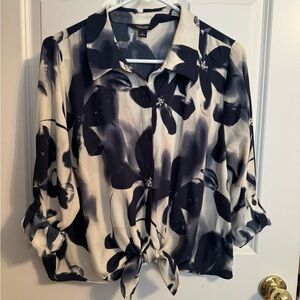 Simply Vera Vera Wang Navy and White Floral Blouse